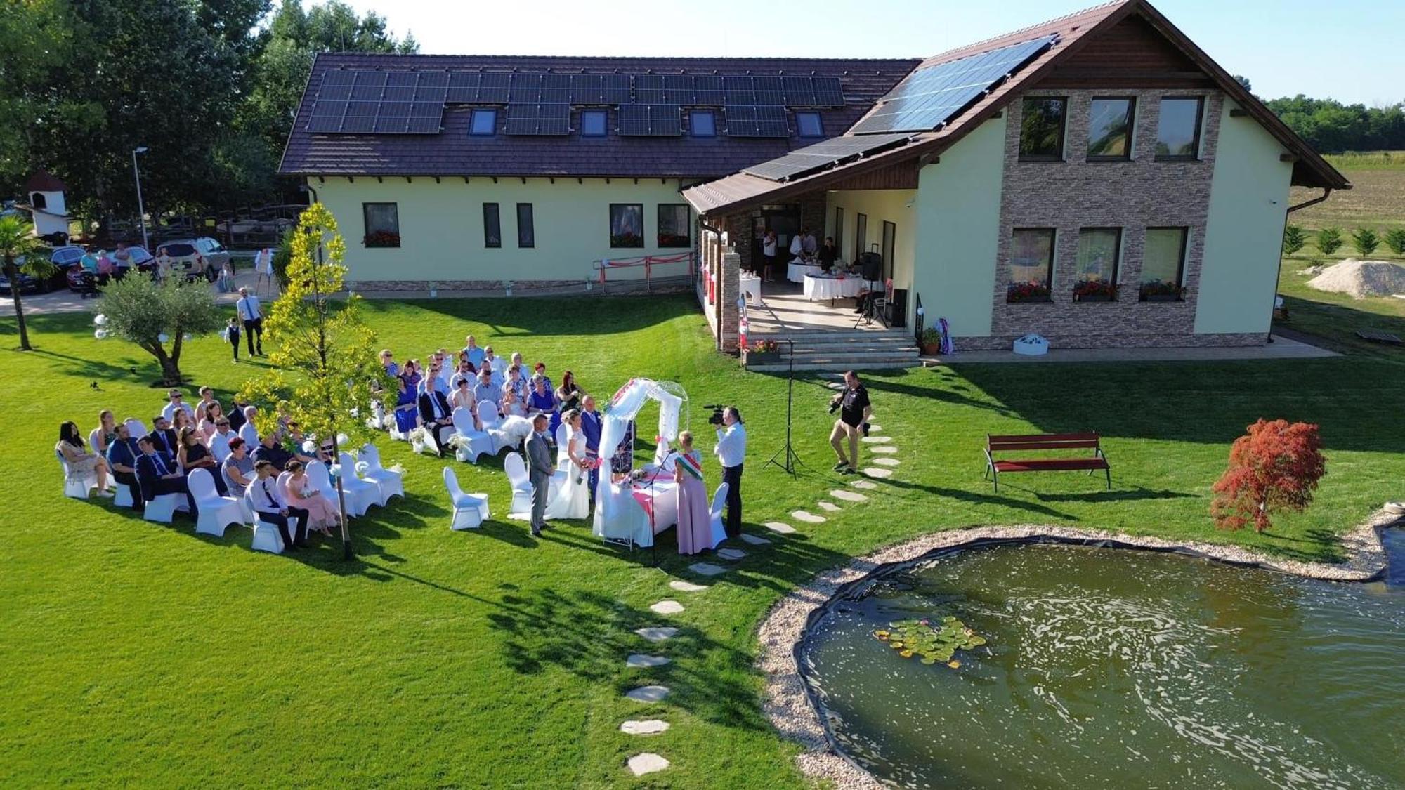 Aurora Rendezvenyterem & Szallas Jászapáti Exterior foto